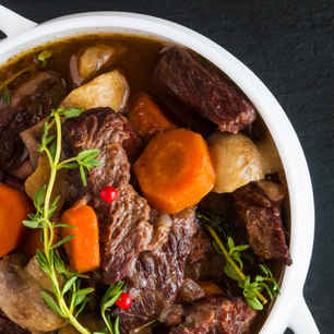 Estofado con vino y hierbas image